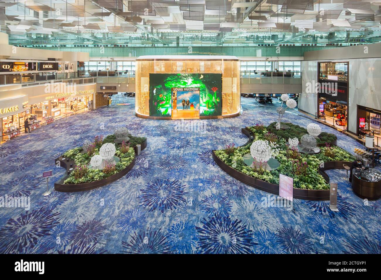 Ein seltener Anblick des Changi Airport Terminal 3 Transit-Bereich ist ruhig. Louis Vuitton Shop und andere Duty-Free-Shops sind ruhig. Stockfoto