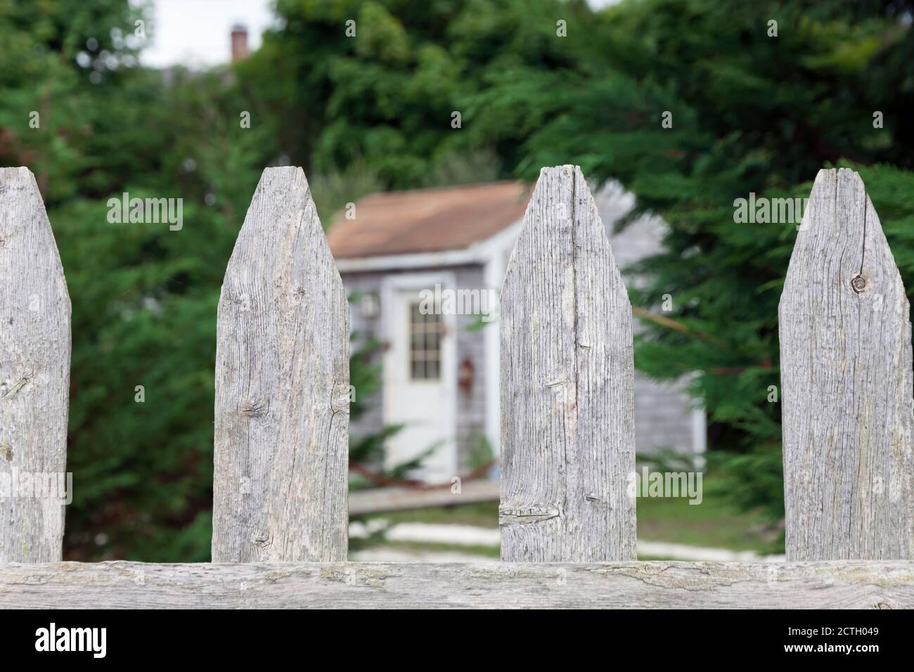 Zaun im Fokus mit Hintergrund außerhalb des Fokus. Stockfoto