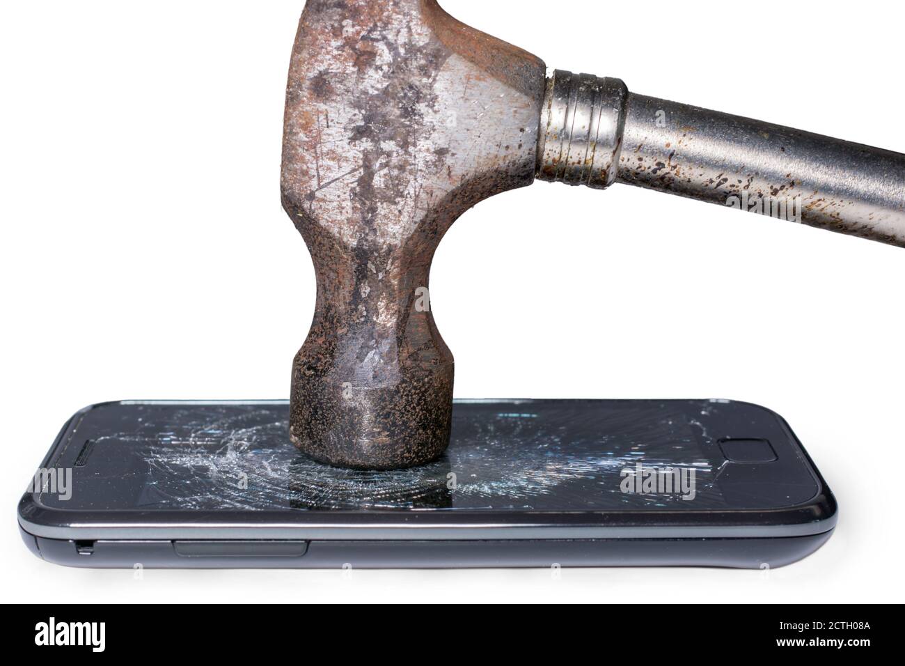 Hammer schlägt auf Display des Smartphones vor Weiß Hintergrund Stockfoto
