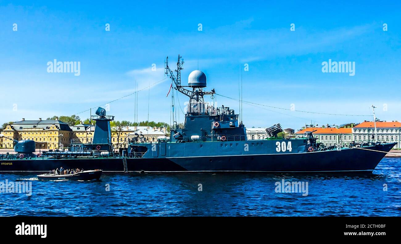 Kriegsschiff auf dem Fluss Neva in Erwartung der militärischen Parade der Seestreitkräfte vertäut. Kleines U-Boot-Schiff Urengoy, Projekt 1331M. St. Petersbu Stockfoto