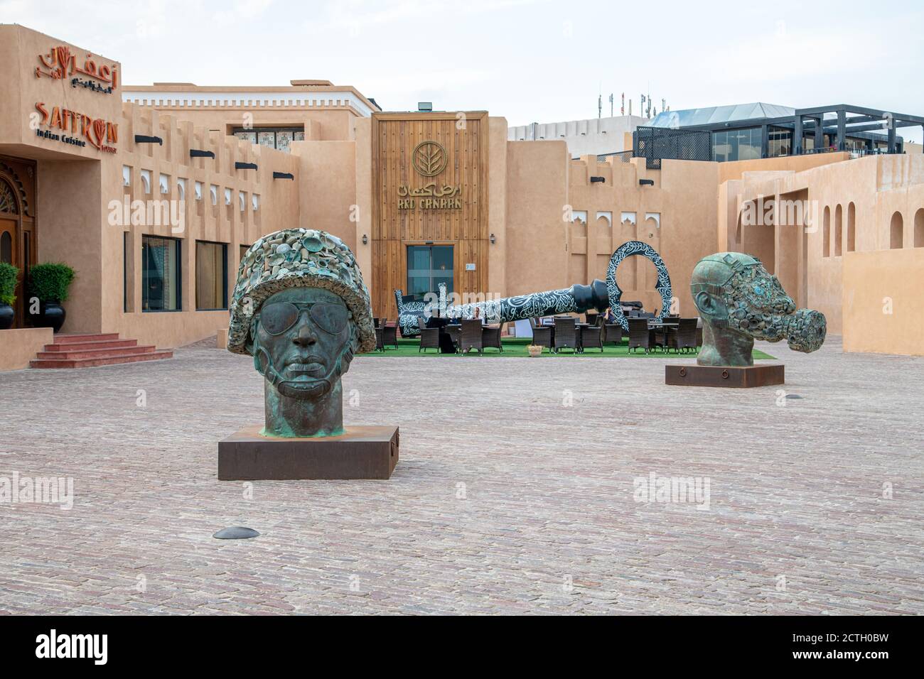 Doha, Katar - Nov 20. 2019. Skulpturen aus alten Metallgeschirr im Katara Kulturdorf Stockfoto