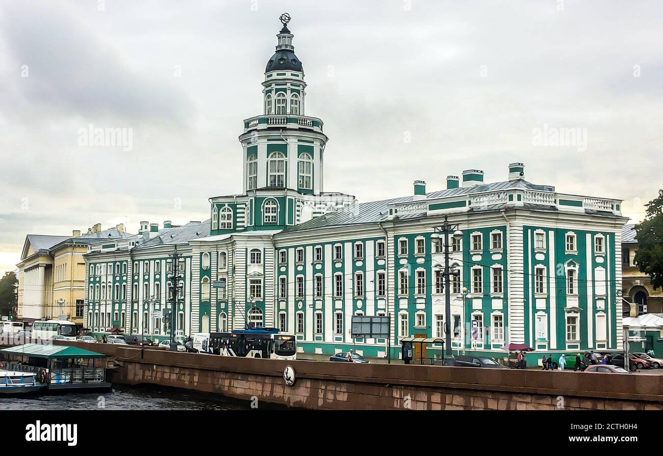 Blick auf die Kunstkamera am Universitätsufer über den Fluss Neva in Sankt Petersburg, Russland. Stockfoto