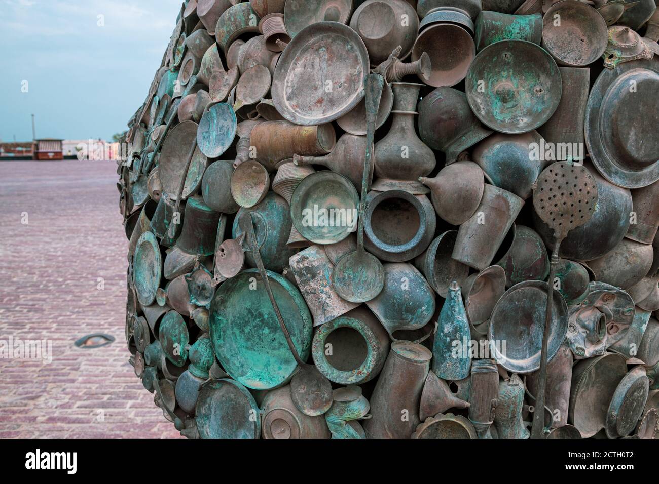 Doha, Katar - Nov 20. 2019. Skulptur aus alten Metallgeschirr im Katara Kulturdorf Stockfoto