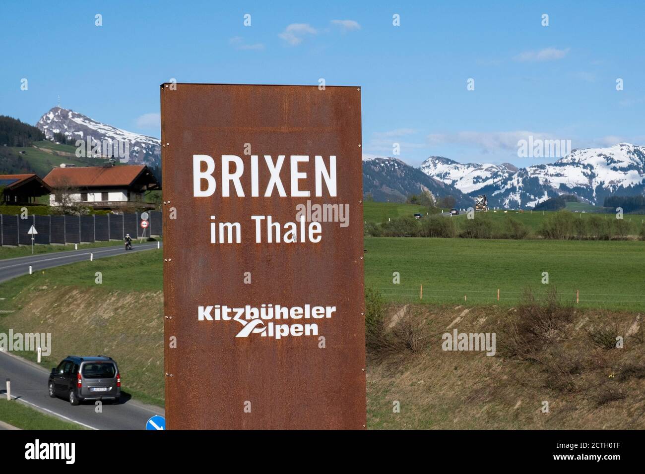 Ortsschild in Straßennähe in Brixen im Thale, kitzbüheler alpen, Tirol, Österreich, Europa. Stockfoto