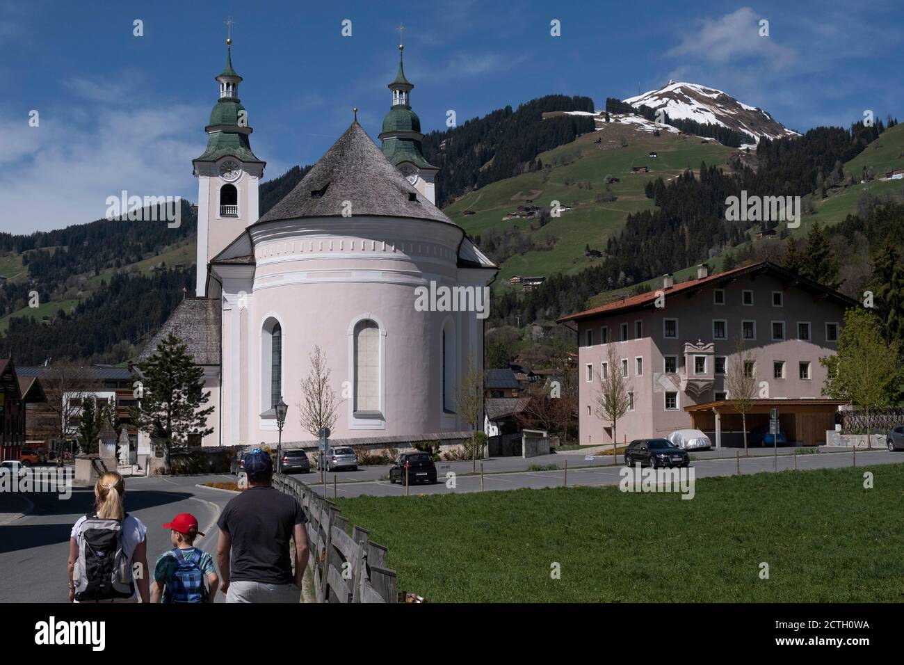 Kirche Dekanatskirche und hohe Salve (1829m) in Brixen im Thale, Tirol, Österreich, Europa Stockfoto