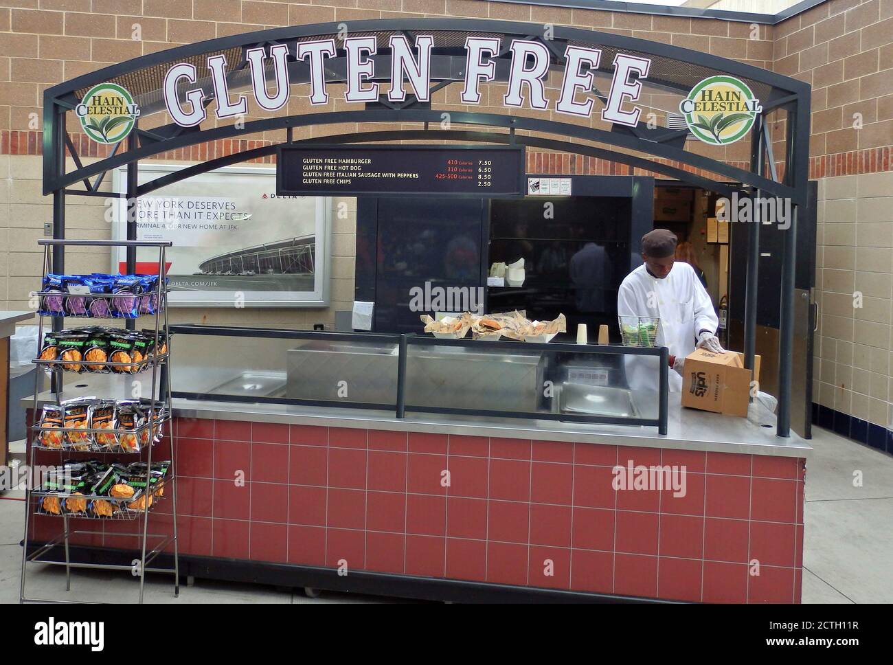 Gluten vermeiden?, ein glutenfreier Lebensmittelstand in einem Baseballstadion, New York City, USA Stockfoto