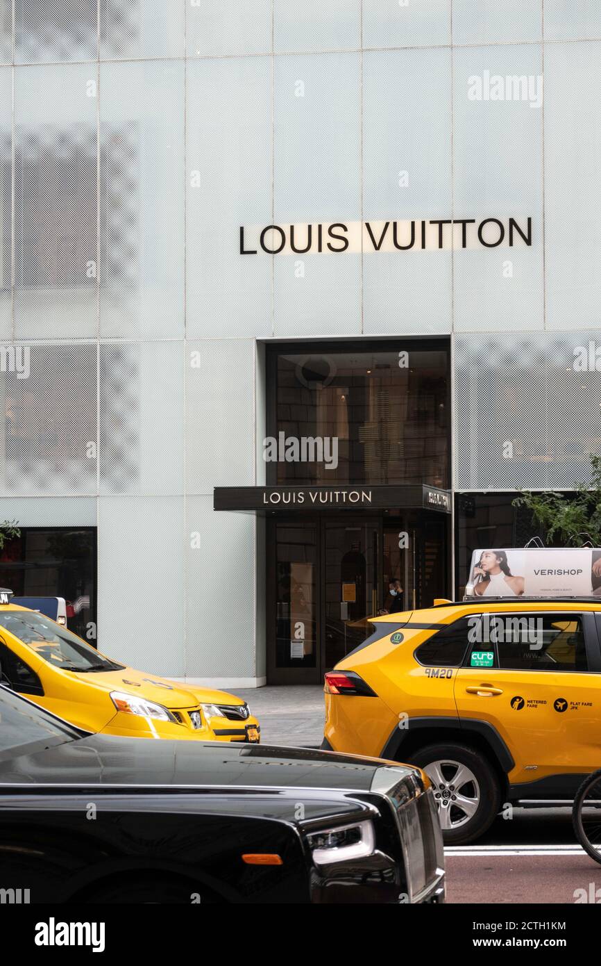 Louis Vuitton ist ein Luxus-Designer-Geschäft an der Fifth Avenue in New York City, USA Stockfoto