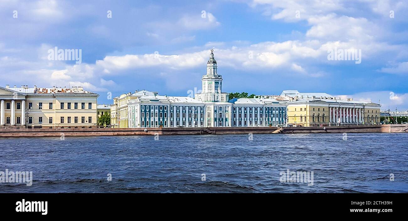 Blick auf die Kunstkamera am Universitätsufer über den Fluss Neva in Sankt Petersburg, Russland. Stockfoto