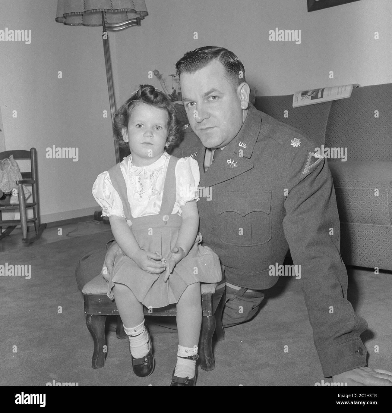 Vintage 1950 Foto, Militäroffizier mit kleiner Tochter, USA Stockfoto
