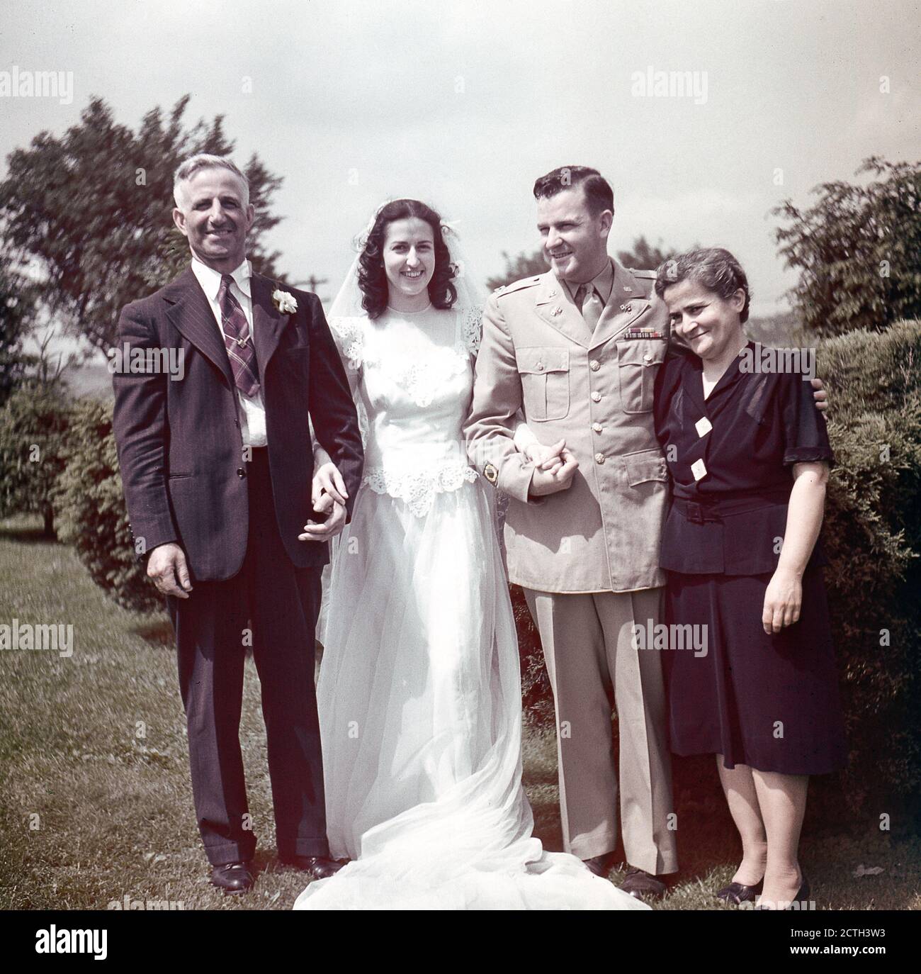 Vintage 1940er-Porträts einer Braut und eines Bräutigams mit den Eltern der Braut, USA Stockfoto