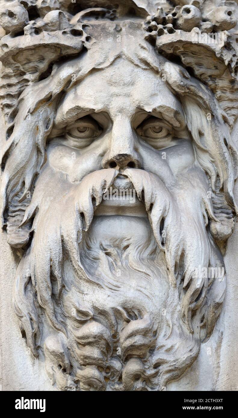 London, England, Großbritannien. Geschnitztes Gesicht des griechischen Flussgottes Achelous auf einem Keystone auf dem Südflügel des Somerset House, Victoria Embankment. Stockfoto