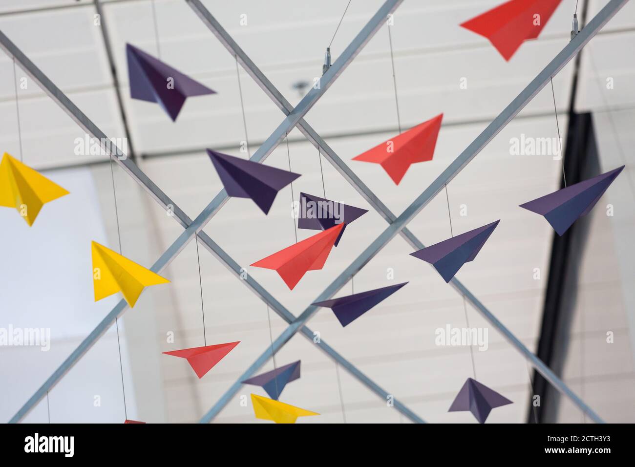 Gefaltet wie Papier Flugzeug Form, bunte Kunstgegenstände an der Wand am Changi Flughafen gehängt. Stockfoto