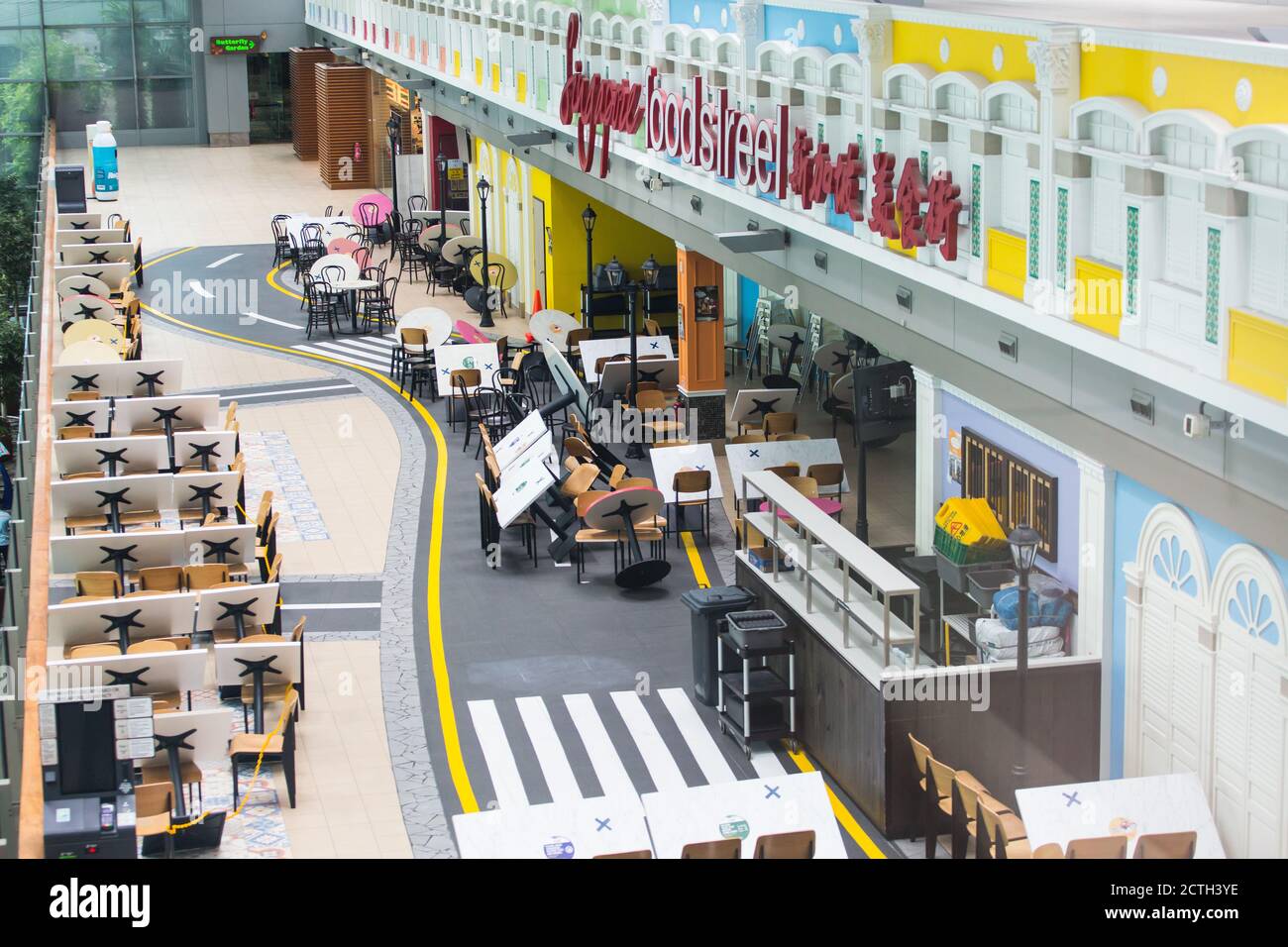 Das Food Court Geschäft am Changi Airport ist fast geschlossen, da es aufgrund der Covid-19 Pandemie fast keine Reisegäste mehr im Land gibt. Stockfoto