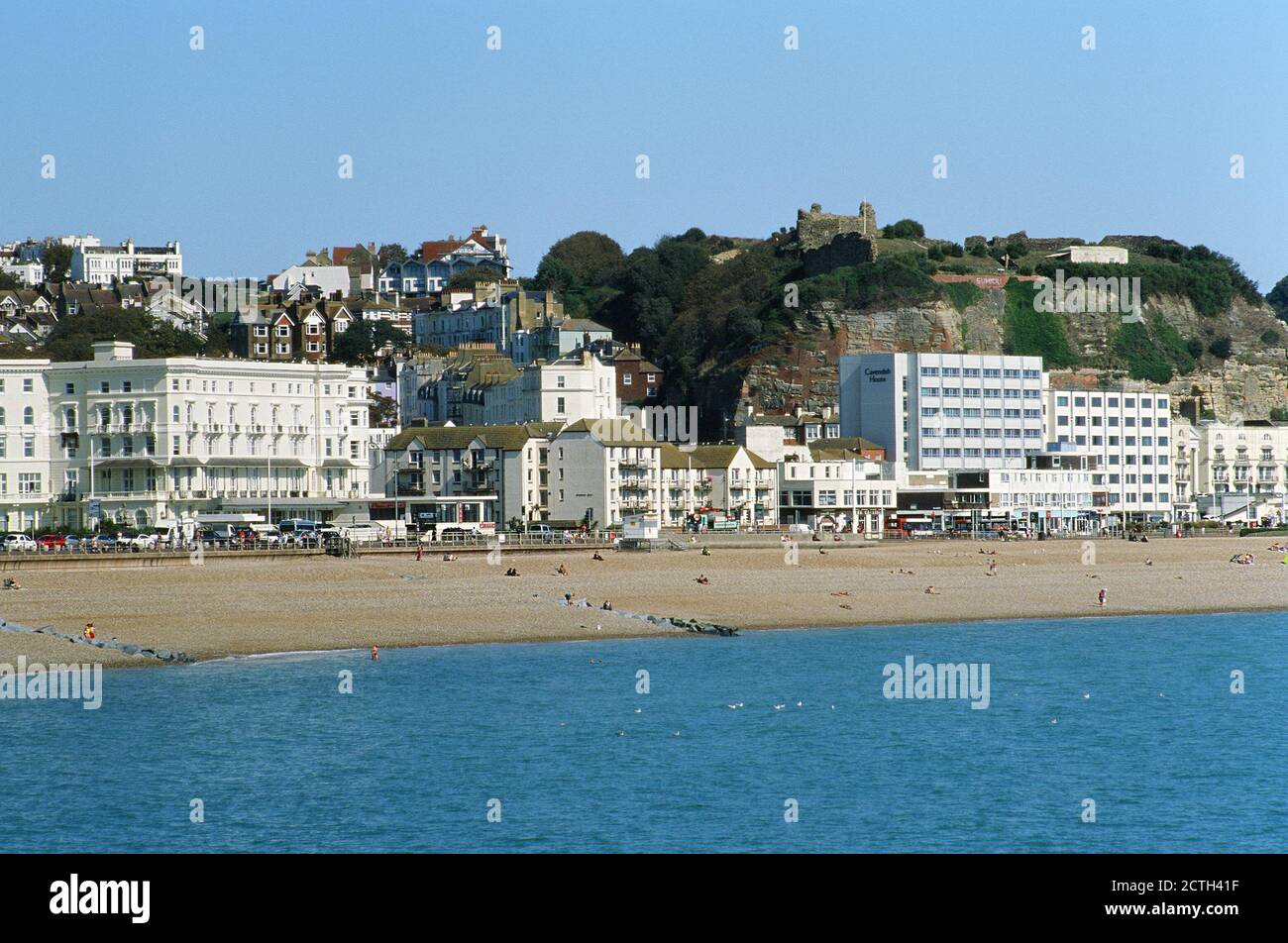 Hastings Seafront, East Sussex, Südengland, Blick auf den West Hill, vom Pier aus Stockfoto
