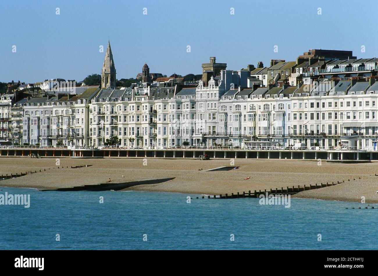 Gebäude am Meer in Hastings, East Sussex, Südengland, Blick nach Westen in Richtung St. Leonards-on-Sea, vom Pier aus Stockfoto