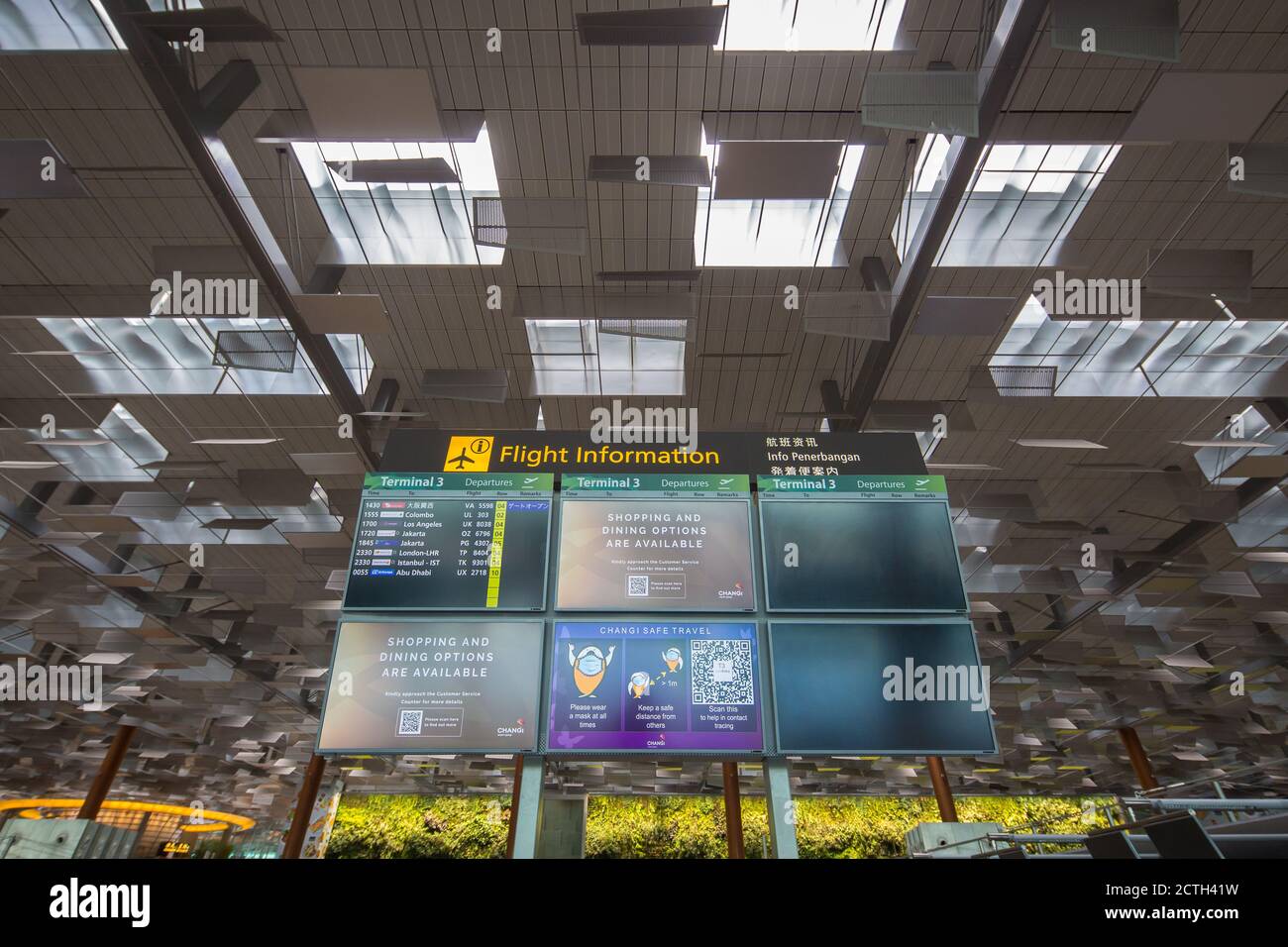 Digitaler Bildschirm, der einmal mit Echtzeitflug gefüllt wurden Die Informationen wurden nun auf eine Bildschirmaktualisierung als reduziert Pandemie betrifft weltweit operierende Fluggesellschaften Stockfoto