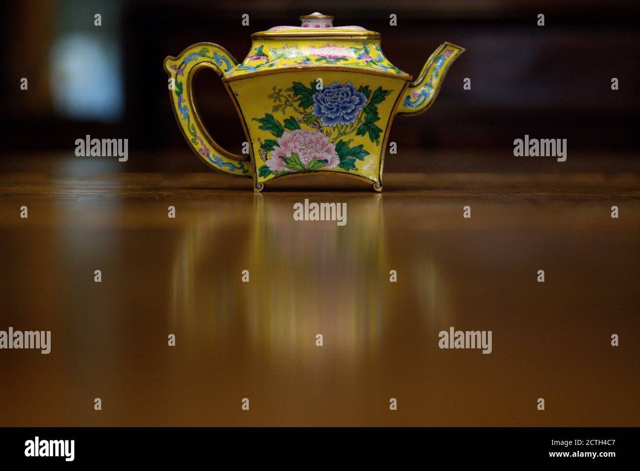 Eine seltene kaiserliche chinesische Teekanne, die vor ihrer Auktion bei Hansons Auctioneers in Derbyshire am Donnerstag bis zu einer halben Million Pfund holen konnte. Der winzige Topf - ein chinesischer Weinkanalisierer -, der fast in einem Wohltätigkeitsgeschäft landete, wird angenommen, einer von nur vier in Bestehen zu sein und erregt Interesse von den Bietern auf der ganzen Welt. Stockfoto