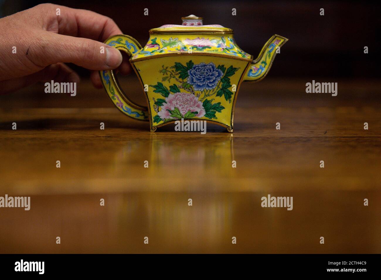 Eine seltene kaiserliche chinesische Teekanne, die vor ihrer Auktion bei Hansons Auctioneers in Derbyshire am Donnerstag bis zu einer halben Million Pfund holen konnte. Der winzige Topf - ein chinesischer Weinkanalisierer -, der fast in einem Wohltätigkeitsgeschäft landete, wird angenommen, einer von nur vier in Bestehen zu sein und erregt Interesse von den Bietern auf der ganzen Welt. Stockfoto