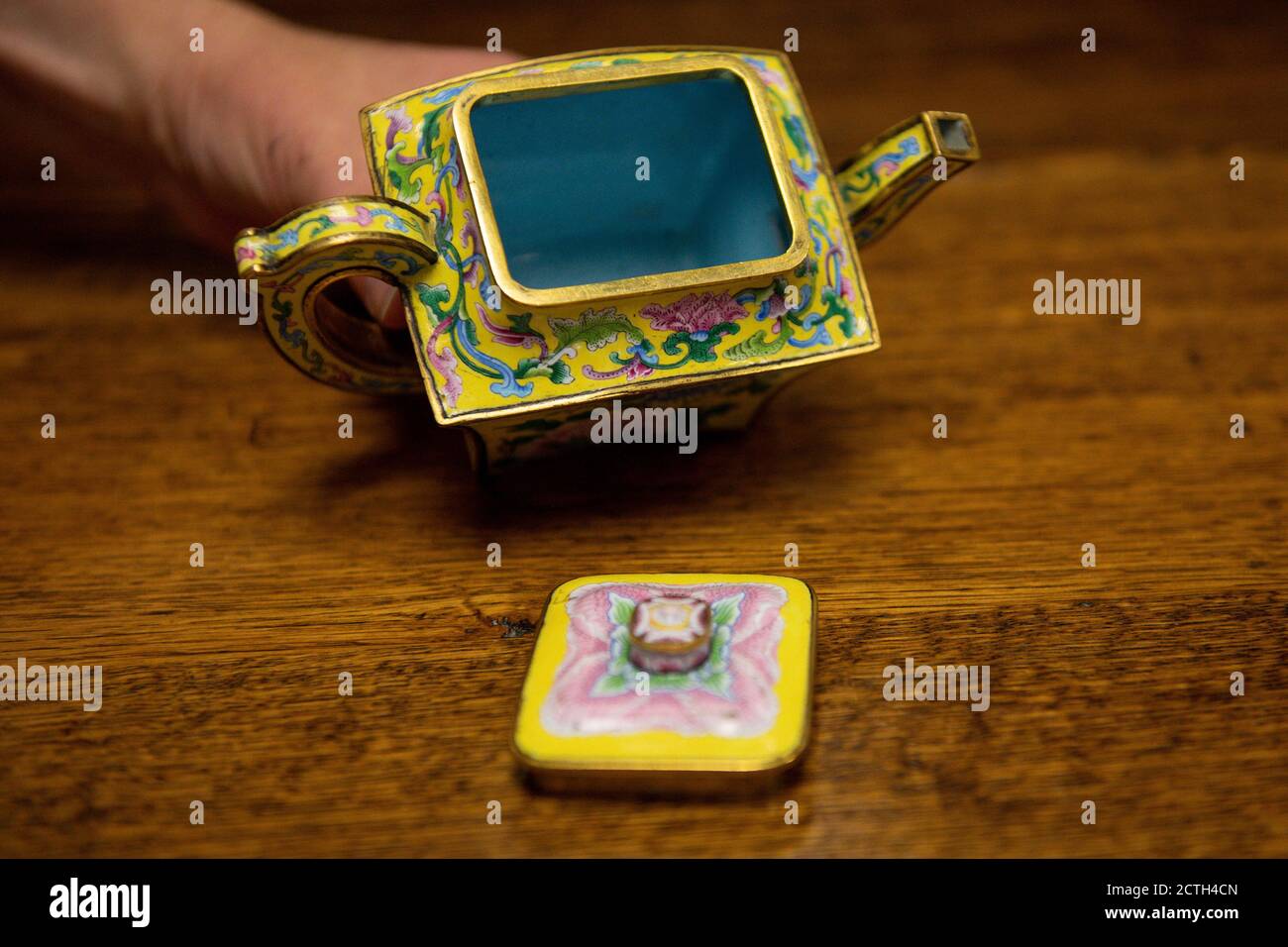 Eine seltene kaiserliche chinesische Teekanne, die vor ihrer Auktion bei Hansons Auctioneers in Derbyshire am Donnerstag bis zu einer halben Million Pfund holen konnte. Der winzige Topf - ein chinesischer Weinkanalisierer -, der fast in einem Wohltätigkeitsgeschäft landete, wird angenommen, einer von nur vier in Bestehen zu sein und erregt Interesse von den Bietern auf der ganzen Welt. Stockfoto