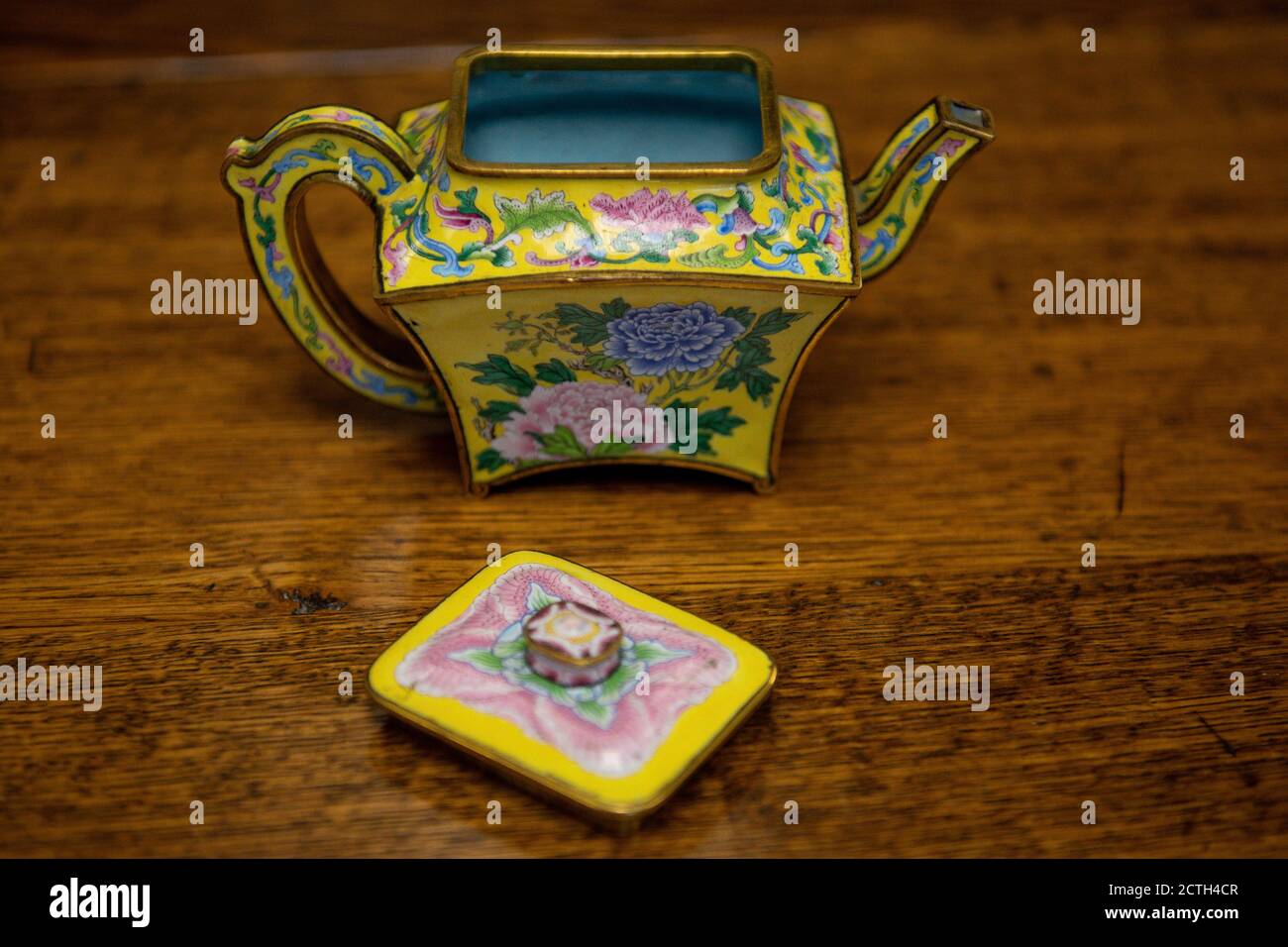 Eine seltene kaiserliche chinesische Teekanne, die vor ihrer Auktion bei Hansons Auctioneers in Derbyshire am Donnerstag bis zu einer halben Million Pfund holen konnte. Der winzige Topf - ein chinesischer Weinkanalisierer -, der fast in einem Wohltätigkeitsgeschäft landete, wird angenommen, einer von nur vier in Bestehen zu sein und erregt Interesse von den Bietern auf der ganzen Welt. Stockfoto