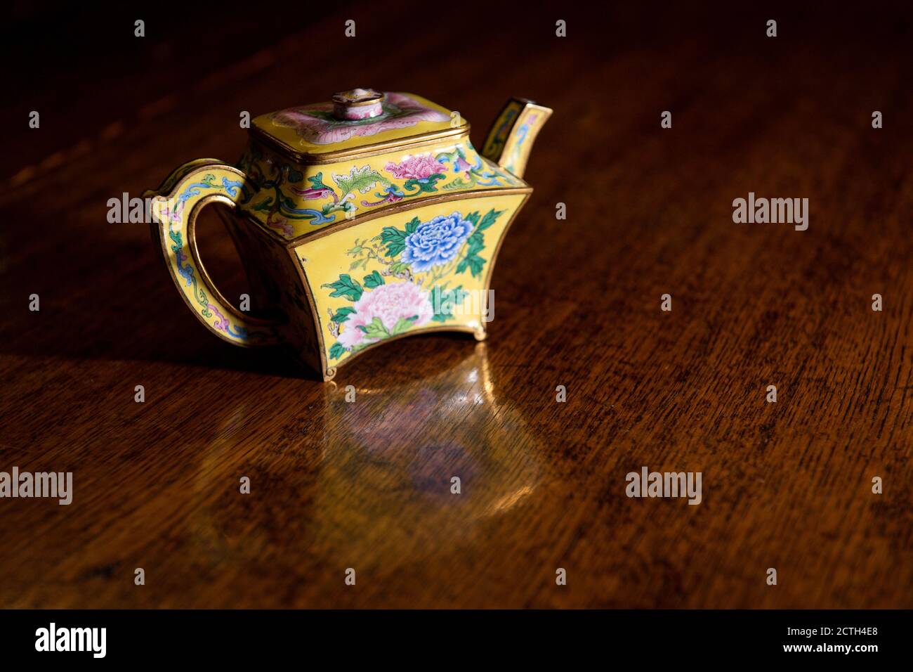Eine seltene kaiserliche chinesische Teekanne, die vor ihrer Auktion bei Hansons Auctioneers in Derbyshire am Donnerstag bis zu einer halben Million Pfund holen konnte. Der winzige Topf - ein chinesischer Weinkanalisierer -, der fast in einem Wohltätigkeitsgeschäft landete, wird angenommen, einer von nur vier in Bestehen zu sein und erregt Interesse von den Bietern auf der ganzen Welt. Stockfoto