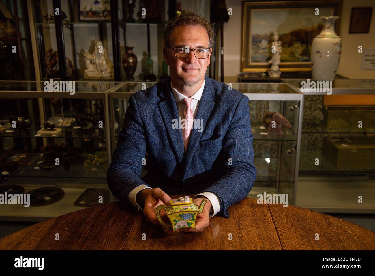 Charles Hanson neben einer seltenen kaiserlichen chinesischen 'Teekanne', die bis zu einer halben Million Pfund vor ihrer Auktion bei Hansons Auctioneers in Derbyshire am Donnerstag holen konnte. Der winzige Topf - ein chinesischer Weinkanalisierer -, der fast in einem Wohltätigkeitsgeschäft landete, wird angenommen, einer von nur vier in Bestehen zu sein und erregt Interesse von den Bietern auf der ganzen Welt. Stockfoto