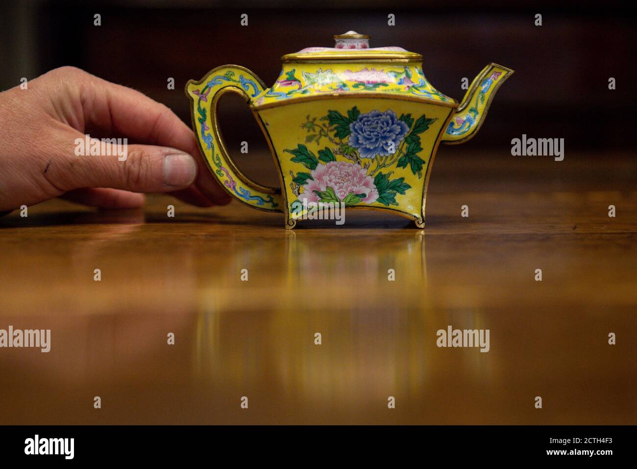 Eine seltene kaiserliche chinesische Teekanne, die vor ihrer Auktion bei Hansons Auctioneers in Derbyshire am Donnerstag bis zu einer halben Million Pfund holen konnte. Der winzige Topf - ein chinesischer Weinkanalisierer -, der fast in einem Wohltätigkeitsgeschäft landete, wird angenommen, einer von nur vier in Bestehen zu sein und erregt Interesse von den Bietern auf der ganzen Welt. Stockfoto