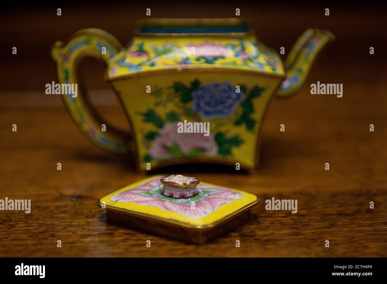 Eine seltene kaiserliche chinesische Teekanne, die vor ihrer Auktion bei Hansons Auctioneers in Derbyshire am Donnerstag bis zu einer halben Million Pfund holen konnte. Der winzige Topf - ein chinesischer Weinkanalisierer -, der fast in einem Wohltätigkeitsgeschäft landete, wird angenommen, einer von nur vier in Bestehen zu sein und erregt Interesse von den Bietern auf der ganzen Welt. Stockfoto