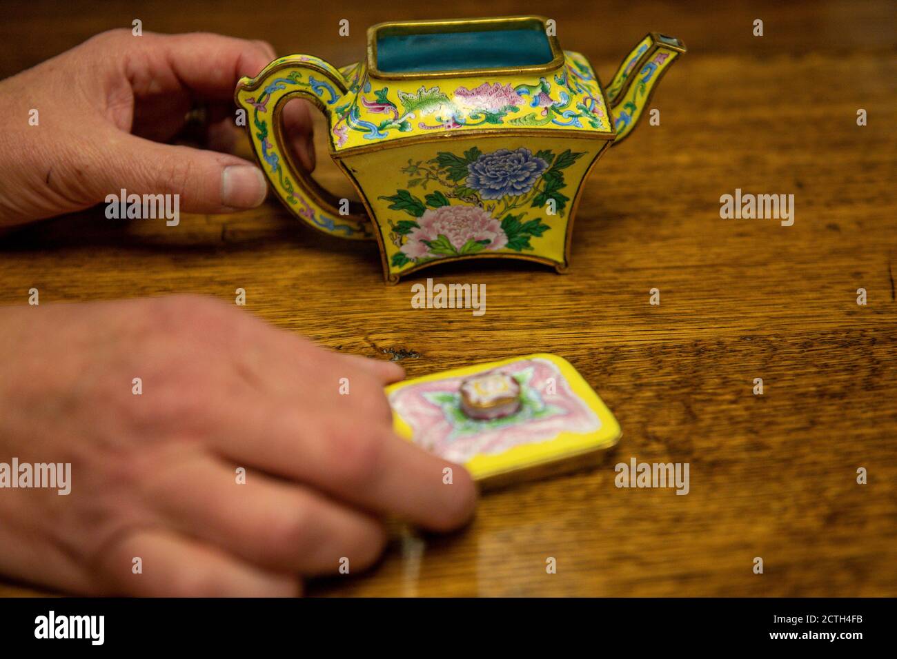 Eine seltene kaiserliche chinesische Teekanne, die vor ihrer Auktion bei Hansons Auctioneers in Derbyshire am Donnerstag bis zu einer halben Million Pfund holen konnte. Der winzige Topf - ein chinesischer Weinkanalisierer -, der fast in einem Wohltätigkeitsgeschäft landete, wird angenommen, einer von nur vier in Bestehen zu sein und erregt Interesse von den Bietern auf der ganzen Welt. Stockfoto