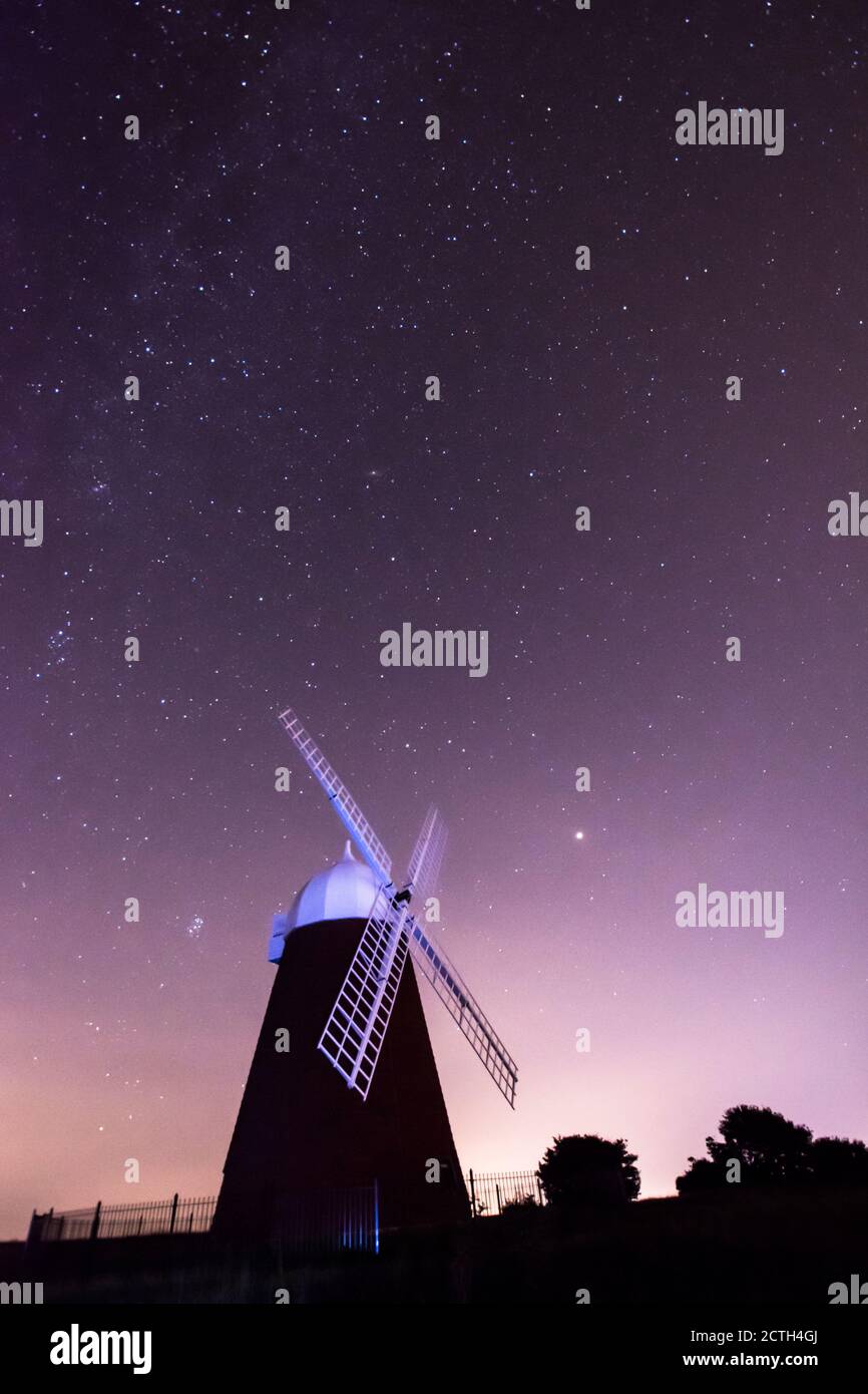 Halnaker Windmühle Silhouetten gegen den Nachthimmel voller Sterne, gemalt mit Licht von einer Fackel Sussex, UK, Stockfoto