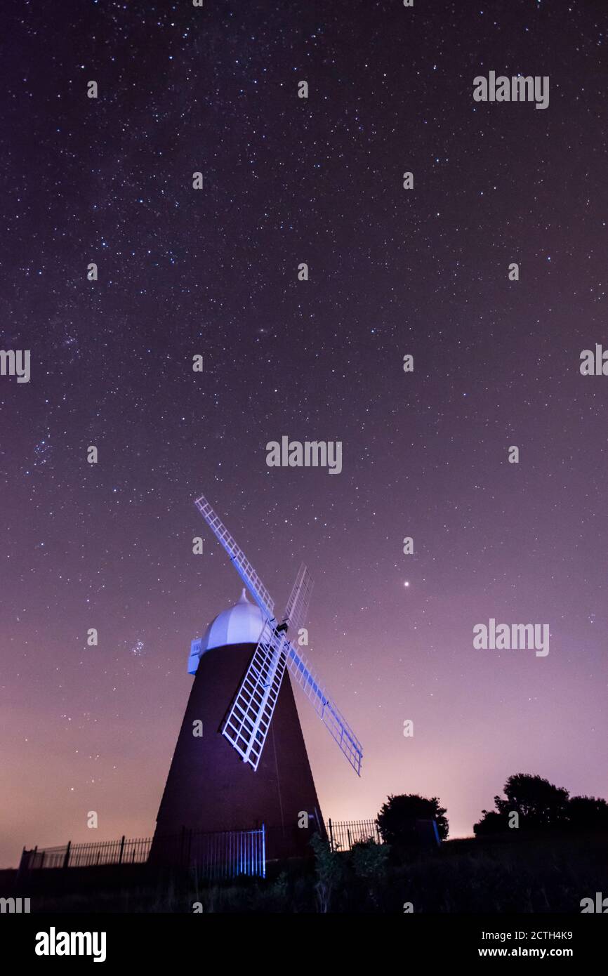 Halnaker Windmühle Silhouetten gegen den Nachthimmel voller Sterne, gemalt mit Licht von einer Fackel Sussex, UK, Stockfoto