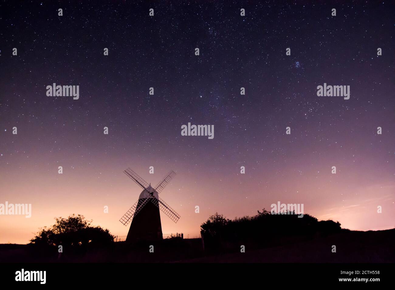 Halnaker Windmühle Silhouetten gegen den Nachthimmel voller Sterne, schwache Milchstraße, renoviert mit Segeln, Sussex, UK, Stockfoto