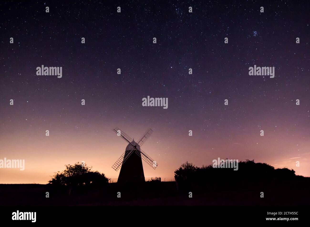 Halnaker Windmühle Silhouetten gegen den Nachthimmel voller Sterne, schwache Milchstraße, renoviert mit Segeln, Sussex, UK, Stockfoto