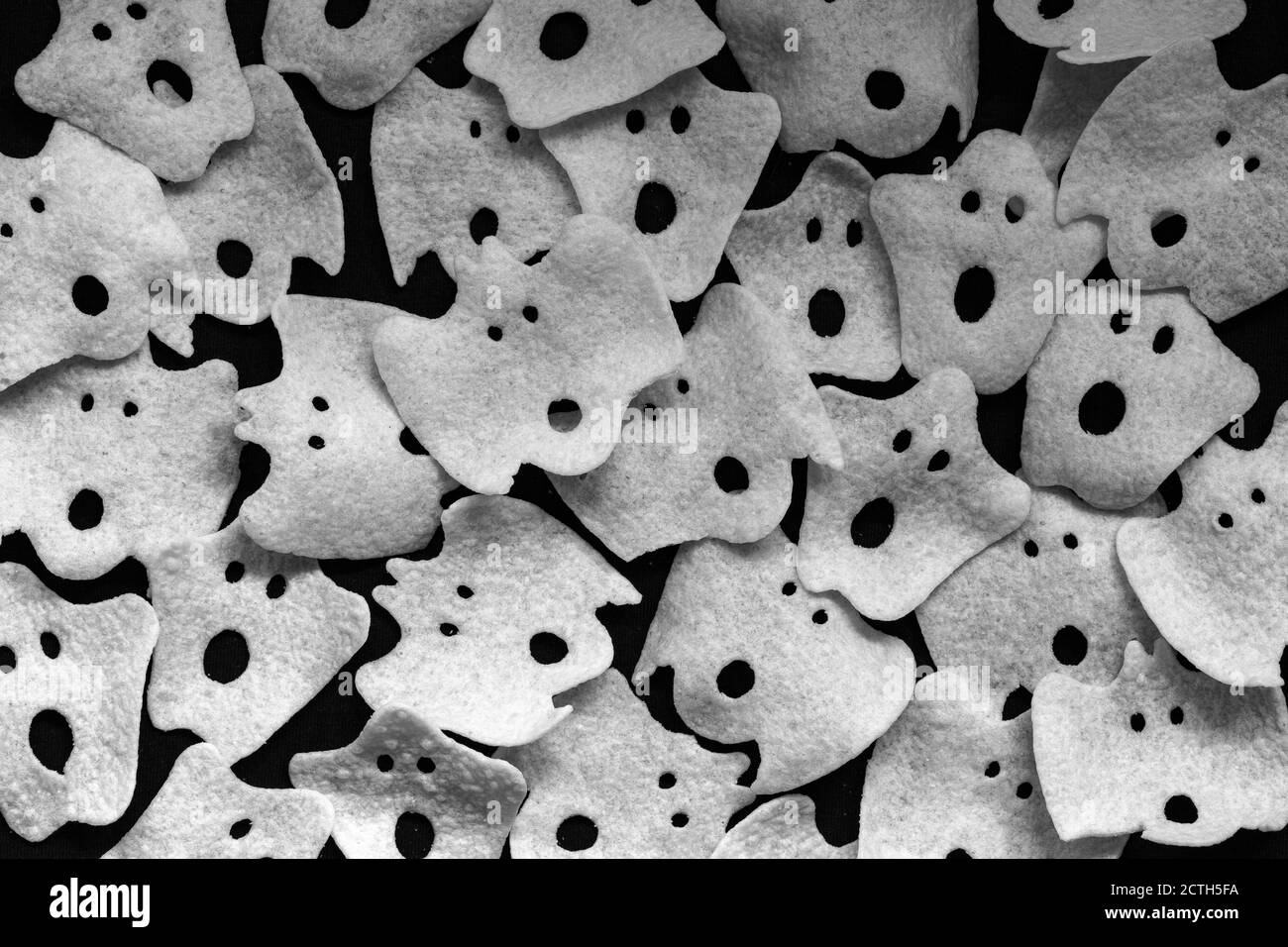 Gruppe von Geisterfiguren schwarz und weiß, Halloween Hintergrund Konzept Draufsicht Stockfoto