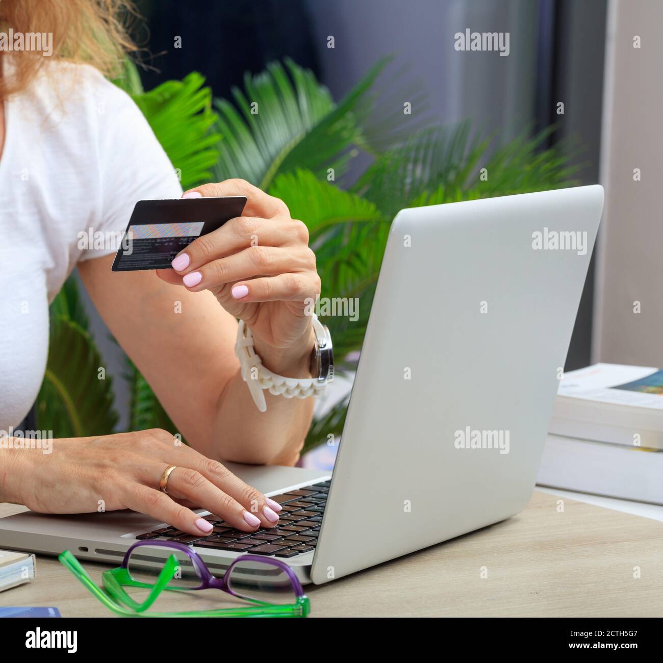 Online-Shopping, E-Commerce-Konzept. Frau Hände halten Kunststoff-Kreditkarte und mit Laptop, Büro Schreibtisch Hintergrund. Stockfoto