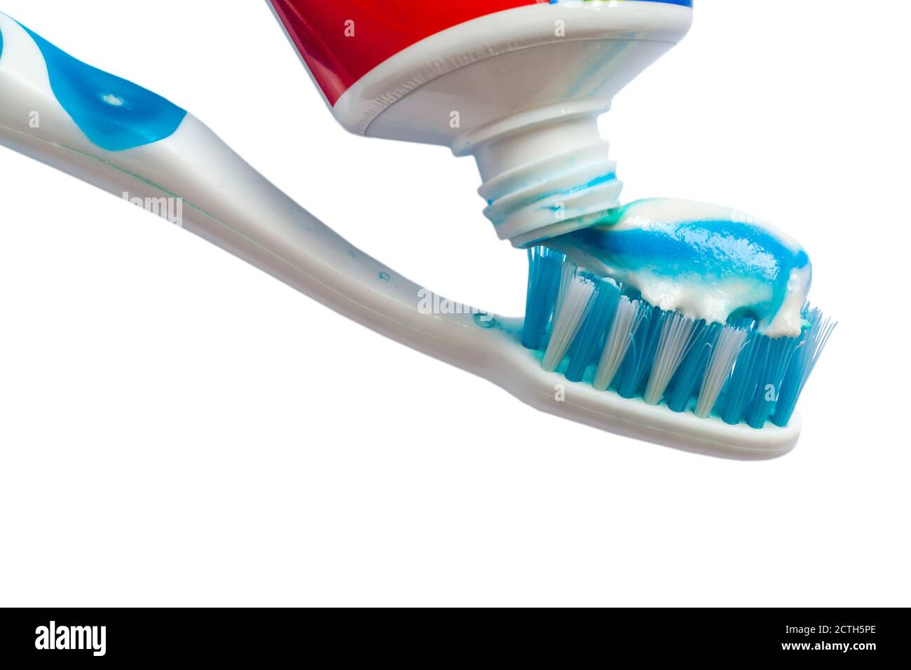 Blob von Colgate Triple Action original Minze Zahnpasta auf Zahnbürste Auf weißem Hintergrund eingestellt Stockfoto