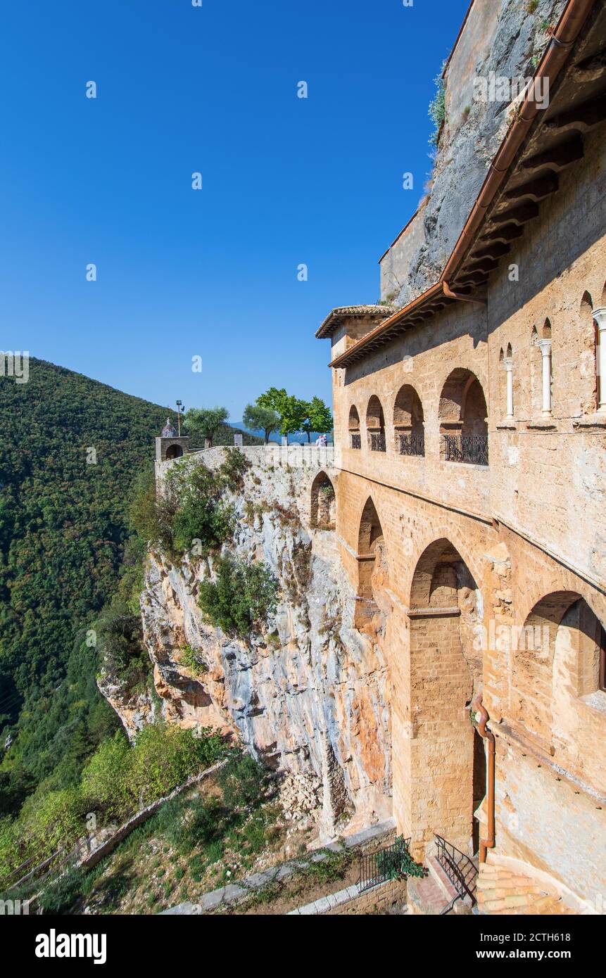Hauptansicht von Subiaco und eines der schönsten Benediktinerkloster der Welt, das Sacro Speco Kloster zeigt erstaunliche Äußere Stockfoto