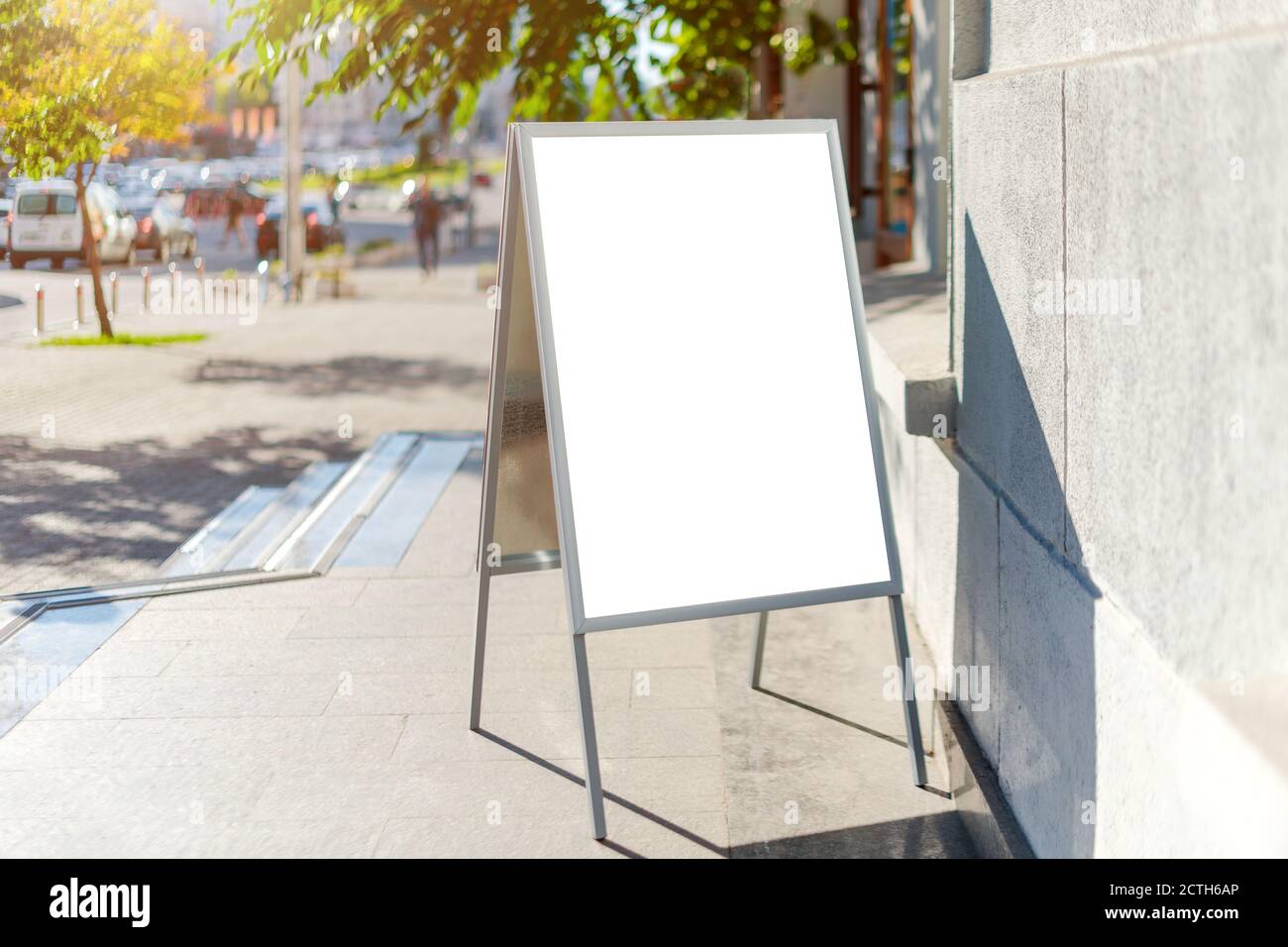 Schild auf der Straße. Abgewinkelter leerer Menütafel-Ständer. Restaurant Bürgersteig weißen Schild. Freistehende A-Rahmen Werbetafel in der Nähe von Outdoor-Café Stockfoto