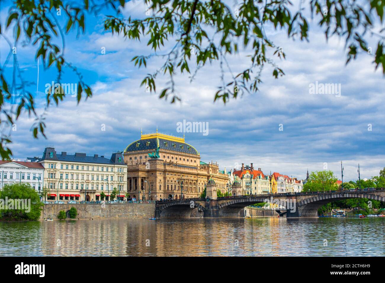 Blick auf das Nationaltheatergebäude in Prag von der Moldau. Architektur Europas. Stockfoto