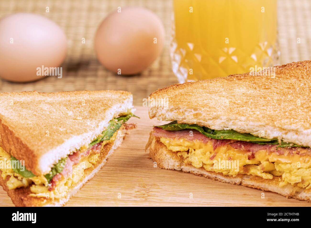Ein leckeres Frühstückssandwich mit Rührei und Toast Bacon- und Kopierbereich Stockfoto