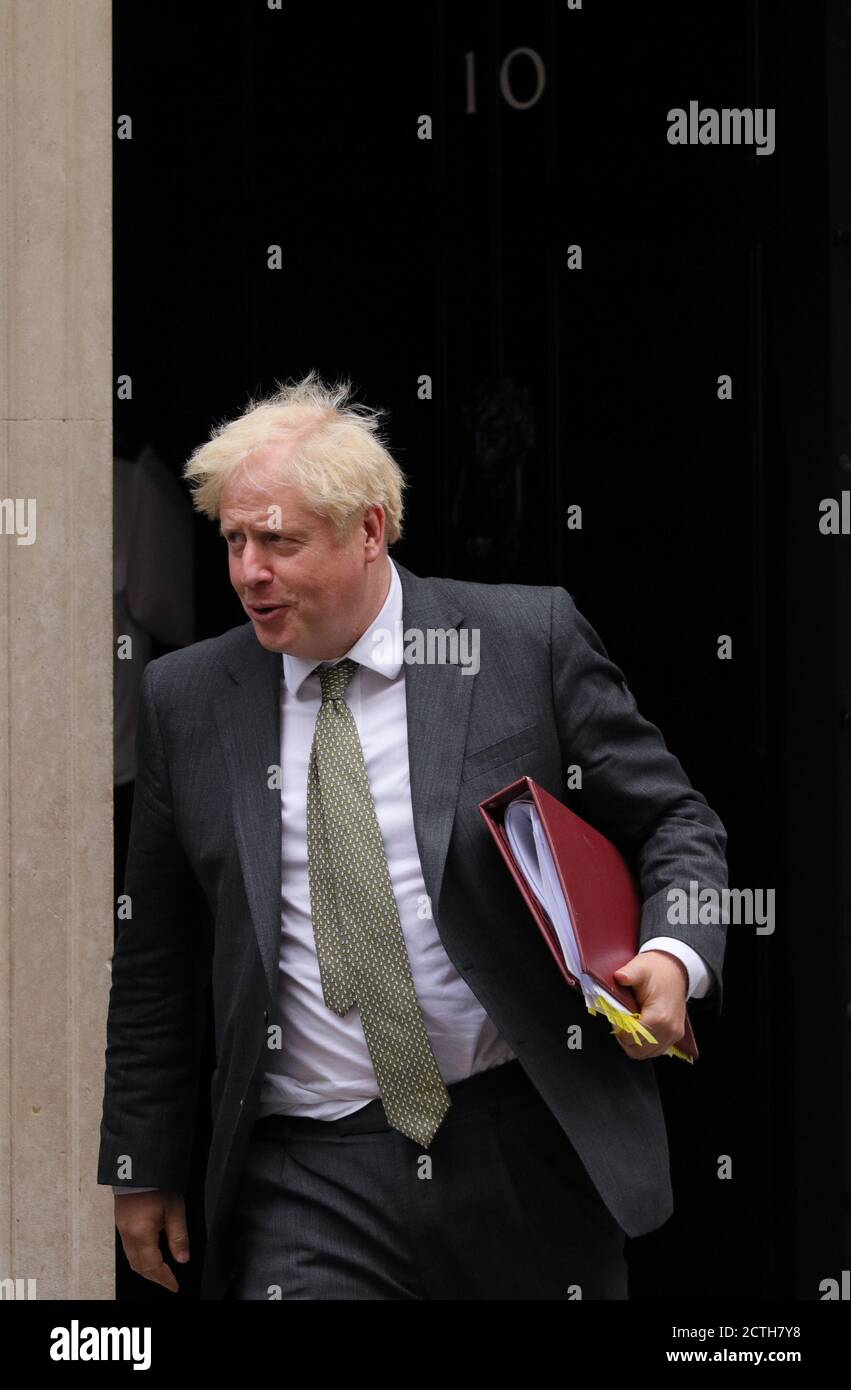 London, Großbritannien. September 2020. Der britische Premierminister Boris Johnson verlässt die Downing Street 10, um am 23. September 2020 im britischen Unterhaus an den Fragen des Premierministers teilzunehmen. Johnsons umstrittener Binnenmarkt-Gesetzentwurf im Zusammenhang mit dem Brexit hat am Dienstag die erste Etappe seines Weges zum Gesetz abgeschlossen. Quelle: Xinhua/Alamy Live News Stockfoto