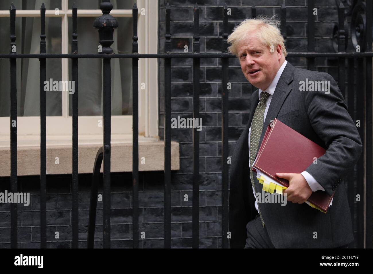 London, Großbritannien. September 2020. Der britische Premierminister Boris Johnson verlässt die Downing Street 10, um am 23. September 2020 im britischen Unterhaus an den Fragen des Premierministers teilzunehmen. Johnsons umstrittener Binnenmarkt-Gesetzentwurf im Zusammenhang mit dem Brexit hat am Dienstag die erste Etappe seines Weges zum Gesetz abgeschlossen. Quelle: Xinhua/Alamy Live News Stockfoto