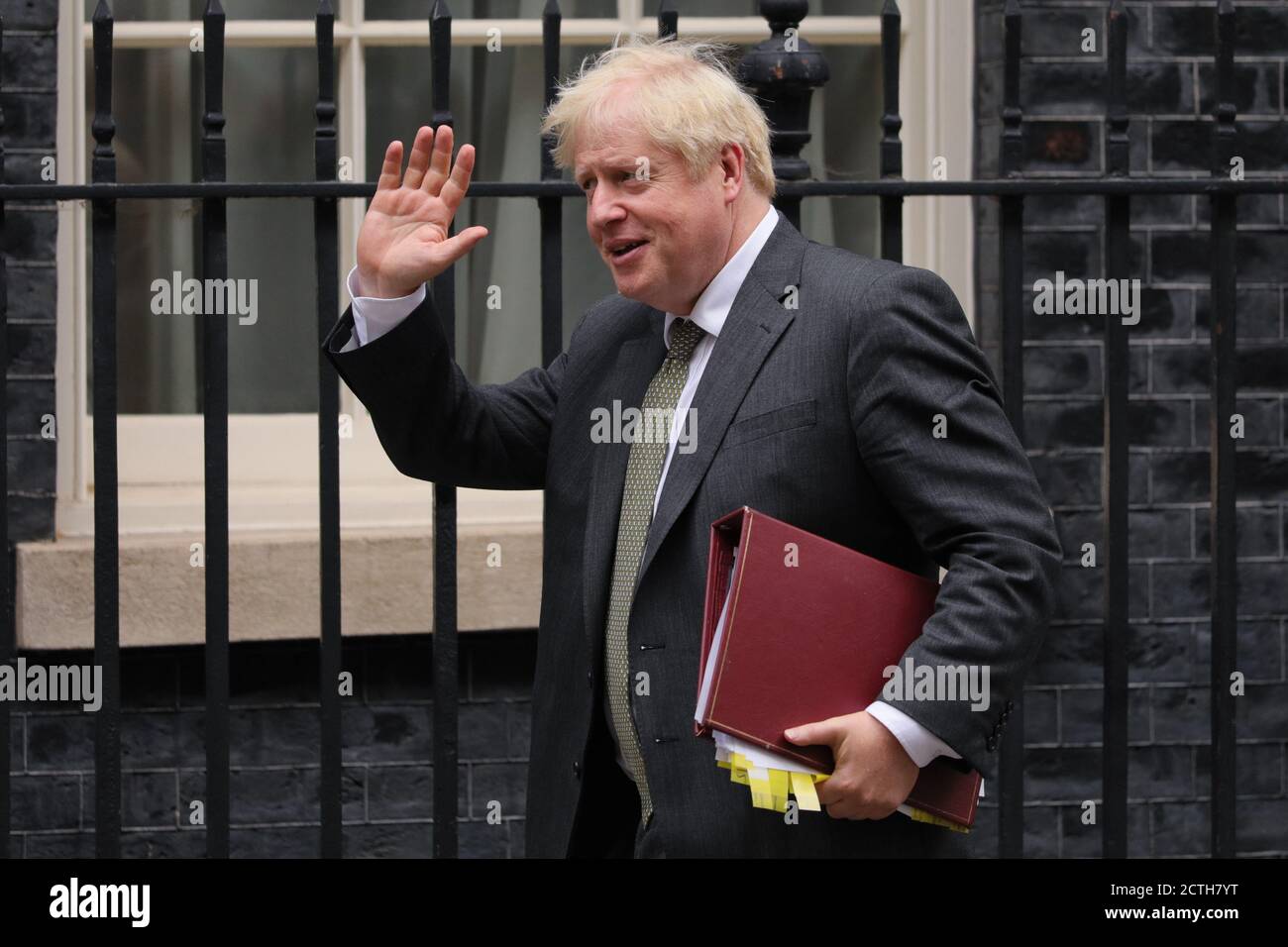 London, Großbritannien. September 2020. Der britische Premierminister Boris Johnson verlässt die Downing Street 10, um am 23. September 2020 im britischen Unterhaus an den Fragen des Premierministers teilzunehmen. Johnsons umstrittener Binnenmarkt-Gesetzentwurf im Zusammenhang mit dem Brexit hat am Dienstag die erste Etappe seines Weges zum Gesetz abgeschlossen. Quelle: Xinhua/Alamy Live News Stockfoto