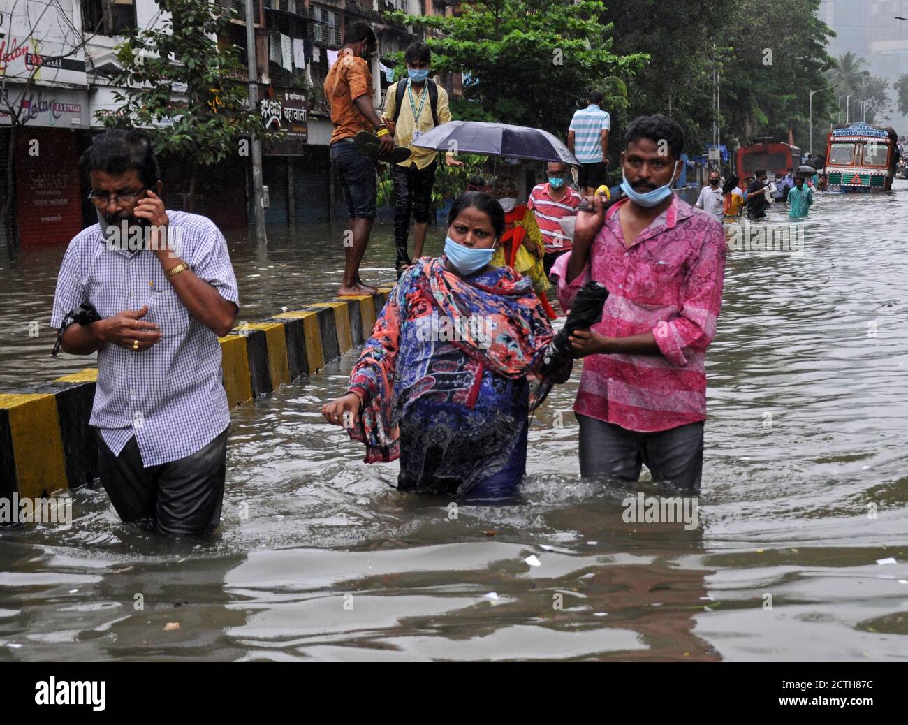 Mumbai, Indien. September 2020. Die Menschen versuchen, ihren Weg durch eine überflutete Straße zu machen.heftige Regenfälle schlugen die Stadt, was zu Wasserfällen führte und Menschen Schwierigkeiten hatten, durch die überfluteten Gewässer zu kommen. Kredit: SOPA Images Limited/Alamy Live Nachrichten Stockfoto