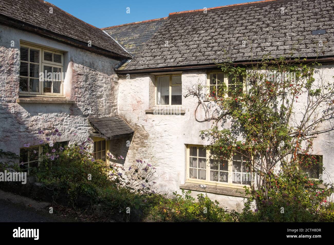 Kleine weiße rechtwinklige Eckhütte in Dittisham, Devon, Großbritannien Stockfoto