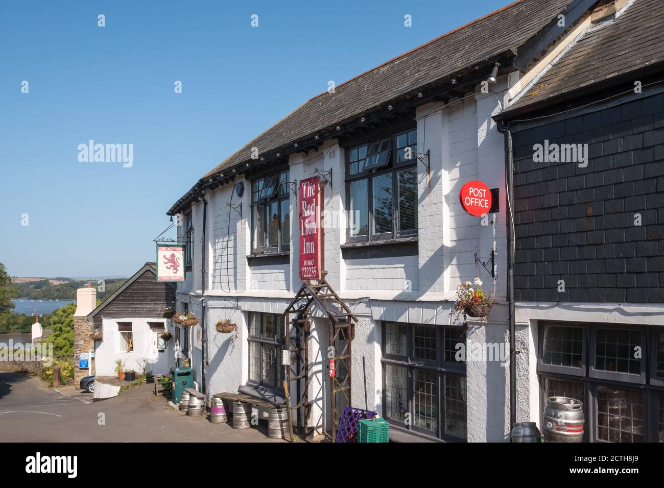 Das Red Lion Pub im South Hams Dorf Dittisham, Devon, das auch ein Postamt und ein Geschäft ist Stockfoto