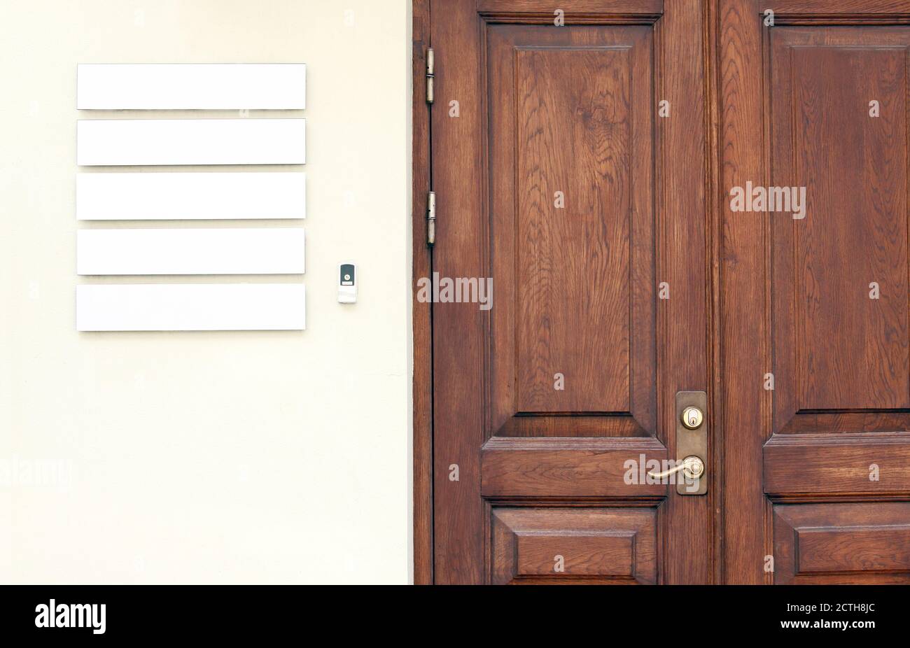 Klassische Bürotüren aus Holz mit leeren Schildern an der Wand, um Firmennamen und Logos, Business-Mockup zu platzieren Stockfoto