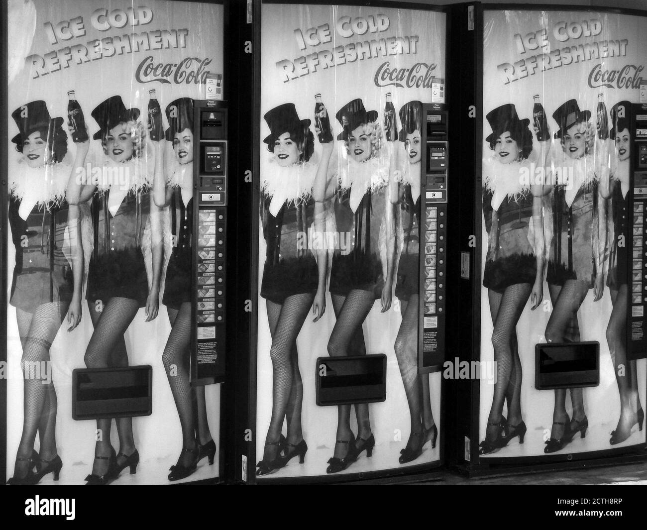 Coca-Cola-Automaten mit Vintage-gekleideten Damen, die alte Cola-Flaschen halten, Magic Kingdom, Walt Disney World, Orlando, Florida, Usa Stockfoto