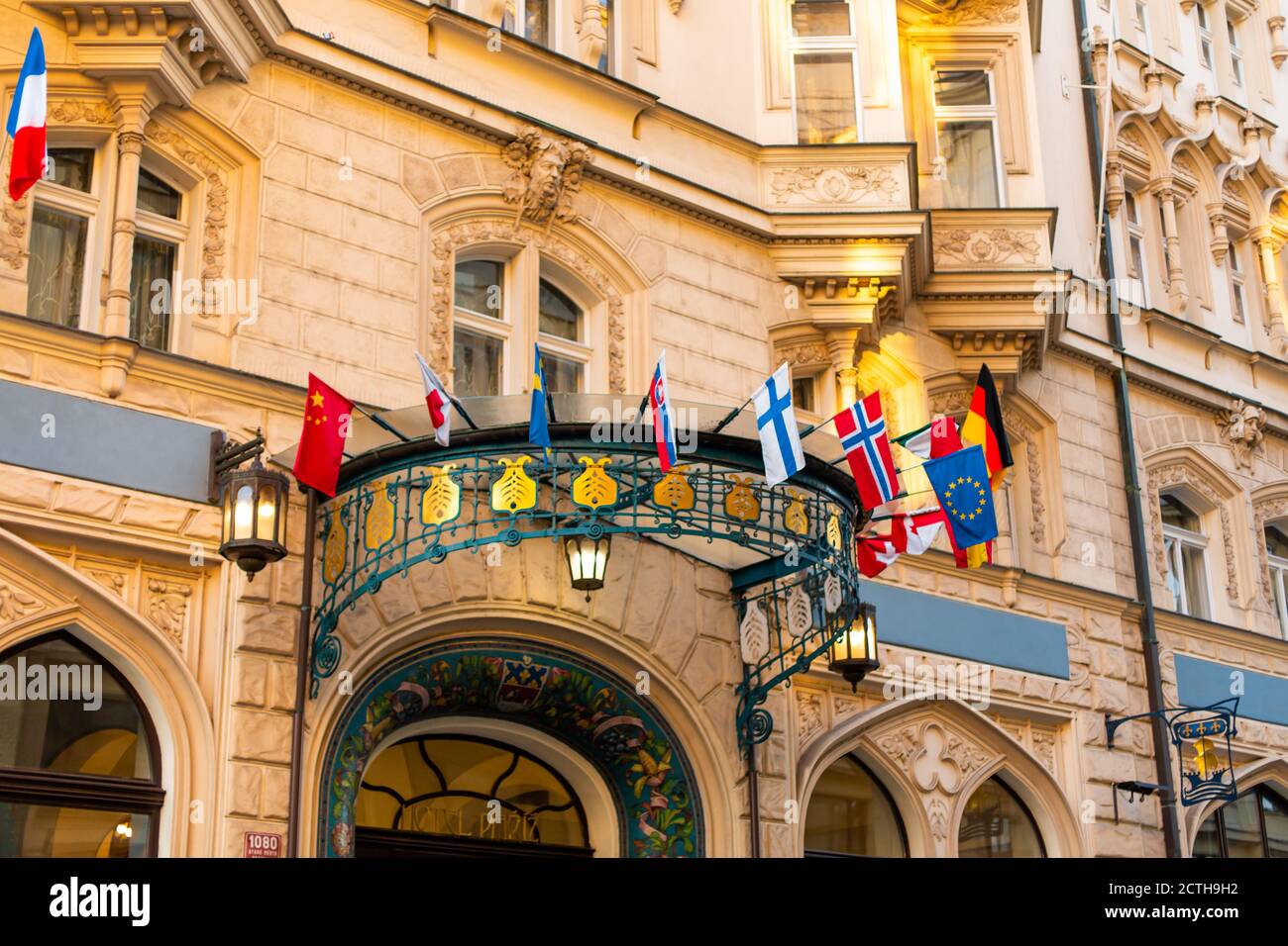 Die Fassade des alten diplomatischen Gebäudes ist mit Flaggen verschiedener Länder geschmückt. Stockfoto