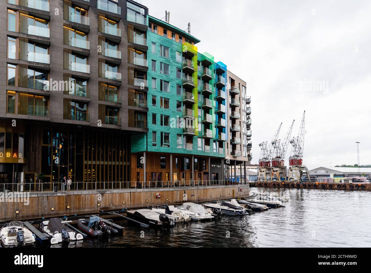 Oslo, Norwegen - 10. August 2019: Neue Luxus-Wohngebäude in der Gegend von Aker Brygge ein regnerischer Sommertag. Es ist eine beliebte Gegend zum Einkaufen und Essen Stockfoto